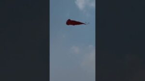 Die Verwirklichung des fliegenden Teppichs! Ein magischer Moment mit Schaumstoff und Stoff geschaffen!