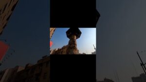 Ein Baum, der von iranischen Künstlern in der Valiasr (Pahlavi) Straße, Teheran, Iran, geschnitzt wurde