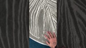 Ein moderner Kunstwollteppich in Form eines Alienblattes. Der Rücken ist aus Baumwolle.