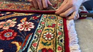 Ein schöner Teppich mit leuchtenden Farben. Teppichreparatur, Teppichreinigung.