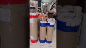 Eine Welt aus Tischdecken, Bodenbelägen und Rollfolie im Tischdeckenladen Teheran Saleh Abad