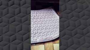 Es ist der beigefarbene Kentucky-Samtteppich, den ich Hector hinlege 🙃