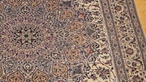 Fein gewebter persischer Nain im floralen Muster in Ivory, Blau, Marine, @thepersianknot, SKU 2050
