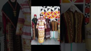 Festtagskleidung mit Lampung-Muster – Original Handstickerei – Gewebtematerial