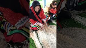 Flechtarbeiten von Matten auf der Handwerksausstellung in Teheran im Pavillon der Provinz Gilan.#iran❤️