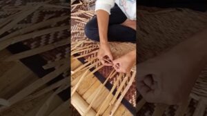Füge einen Streifen Hyazinthe zum Teppich hinzu #traditionelleHandwerke #thailändischesHandwerk #Weben #Webmatte #HuaHin
