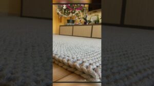 Gehäkelter Teppich aus Baumwollschnur.