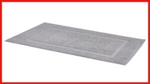 Gutes Produkt - Amazon Basics Badematte mit Streifen für das Badezimmer - 20 x 31 Zoll, pudergrün