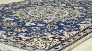 Handgefertigter Persischer Nain Teppich Wolle-Seide Beige-Blau 140x90cm