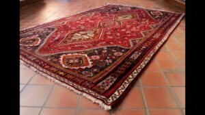 Handgeknüpfter Qashqai-Teppich mit tribalem Design und traditionellen Farben 309198
