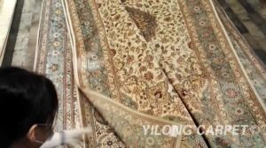 Handgewebte Seidenteppiche und Teppiche Nain zum Verkauf