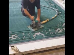 Handgewebter Teppich kürzen