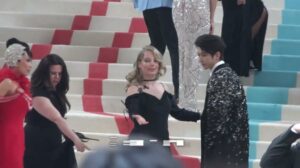 Herrliche Mädchen Modell Met Gala Red Carpet 2023 Metropolitan Museum Karl Lagerfeld Alexander Gurman