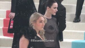 Hübsche Mädchen modeln auf dem Met Gala Roten Teppich 2023 Metropolitan Museum Karl Lagerfeld Alexander Gurman
