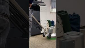 Ich habe den Teppich im Büro gereinigt.