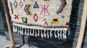 Kleiner Berberteppich mit bunten Mustern von den Mädchen m