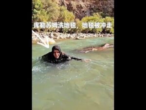 Küle Süm wäscht den Teppich am Fluss und der Teppich wird weggeschwemmt, auf dem Rückweg trifft sie glücklicherweise auf einen wilden Birnbaum #Iran #nomadischesLeben #Teppichwaschen #Bergleben