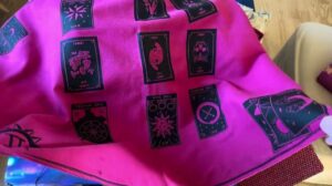 Meine kleinen Beutel und handgemachten Ziehteppiche mit @Lescartessontmagiques #tarot #eso