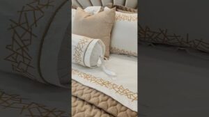 Moderne Bettwäsche: Beige Tagesdecke