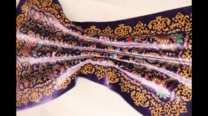 Neue Ankunft! Persischer Teppich aus der Region Kum, 100% Seide, Milmehidi-Werkstatt, Blumen- und Vogelmotiv auf tiefem lila Grund, hochwertiger handgewebter Teppich 21002 [Spezialgeschäft für persische Teppiche Golestan]