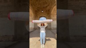 Perser-Teppich im historischen Haus von Kashan 🇮🇷 🎁 #design #kunst #iran #geschichte #historisch #teppich #teppich #mädchen