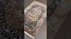 Qom, 100 % Seide auf Seide, hochwertiger persischer Teppich zeigt zwei Farben: dunkel und hell