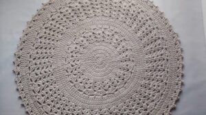 Raffinierter Teppich aus Baumwollschnur. Teppich im skandinavischen Stil gehäkelt