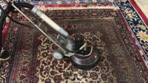 Reinigung eines stückweisen, wollenen persischen Teppichs mit der Rotovac-Technologie + anschließende Extraktionsreinigung des Teppichs