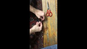 Reparatur der Kante eines antiken Bijar-Perserteppichs