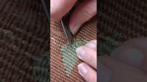Reparatur des Teppichs aus dem Fenster