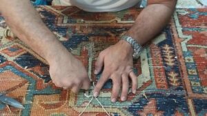 Reparatur eines handgeknüpften Antike Perserteppichs. Wie wir die Kettfäden wechseln.