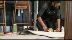 Reparatur eines maßgeschneiderten Wollteppichs