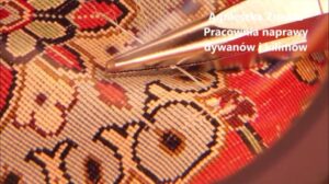 Reparatur von Schäden in einem Seidenteppich