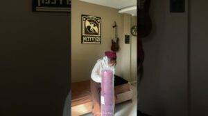 Roter Balochi-Teppich mitten im grünen Zimmer!🤨 Die boldeste Wohnungsänderung dieses Jahres🛌🚪 #Dekor #Zimmer #RoomTour