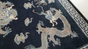 Rug & Kilim's bildlicher Drachen-Teppich in Marineblau mit geometrischen Rändern - 31445