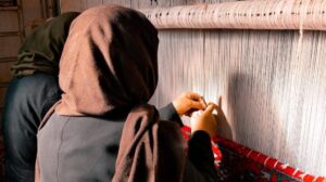 #SHORTS Schritte zur Herstellung eines Teppichs und einer Teppichmatte - Schritt-für-Schritt-Anleitung_ IRAN4K