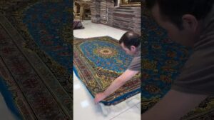 Sechsmeter-Teppich aus reinem Seide aus Qom, 80 Knoten, mit Unterschrift, präsentiert für Ihren schönen Blick