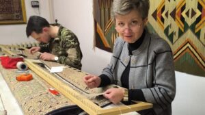 Seiden Teppich mit neuen Fransen versehen. #Seidenteppich, #Reparatur, #Teppichrestaurierung