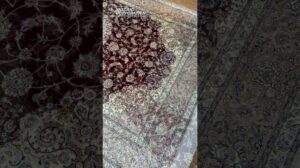 Seltene rote Neun-Seiden Teppich - Fusion von Luxus und Eleganz