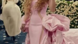 Shakira im komplett rosanen Look beim Met Gala 2025 in einem Outfit von Prabal Gurung