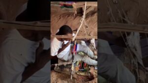 Sie weben Teppiche unter schwierigen Bedingungen in Afrika, handgefertigte Teppiche #entdecke #shorts #afrika #ramadan #iftar