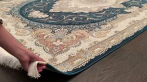 Teppich auf dem Boden. Iranischer Teppich auf dem Boden FARSI 1500. Raumteppich auf dem Boden.
