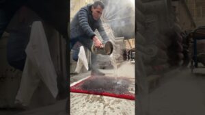 Test mit kochendem Wasser auf dem Bijar-Teppich