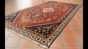 Traditioneller handgefertigter Qashqai-Stammteppich, voller Farbe und Charakter - 309820