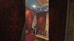 Unerwartete Überraschung in einem Teppichladen in Isfahan. Von einer Kakerlake erschreckt!