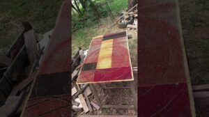 Unter dem Teppich verbirgt sich ein hölzerner Leckerbissen