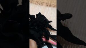 Verwandle deine alten Kleider in ein Kunstwerk! Schau dir an, wie du diesen eleganten Teppich Schritt für Schritt herstellen kannst! ✂️ #diy