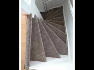 Video über das Beziehen von Treppen mit Teppich