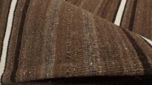 Vintage Bidjar Persischer Kilim, quadratischer Teppich in Braun und weißen Streifen - 33389