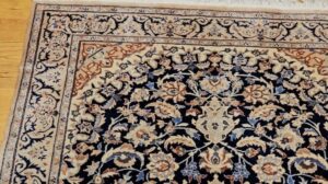 Vintage Persischer Nain Teppich in Dunkelblau, Französisches Blau, Elfenbein, Karamell. @thepersianknot, SKU 2100